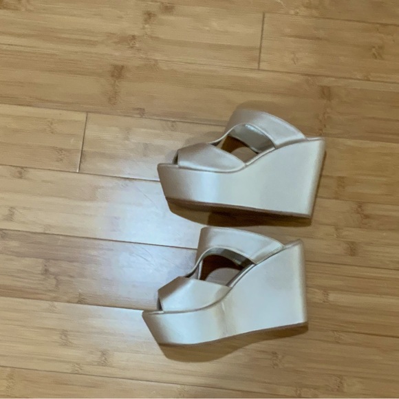 NWOT  subtle shimmer platforms - Picture 10 of 15